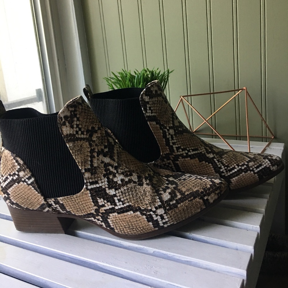 Qupid faux snake skin booties